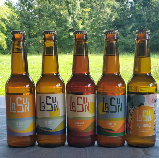Bouteilles de bière artisanale LASUN en extérieur – brassée à Montauban